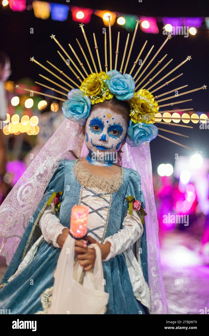 Mexiko, Isla Mujures, Ein junges Mädchen in Kostümen, um den Tag der Toten zu feiern, auch bekannt als Dia de los Muertos Stockfoto