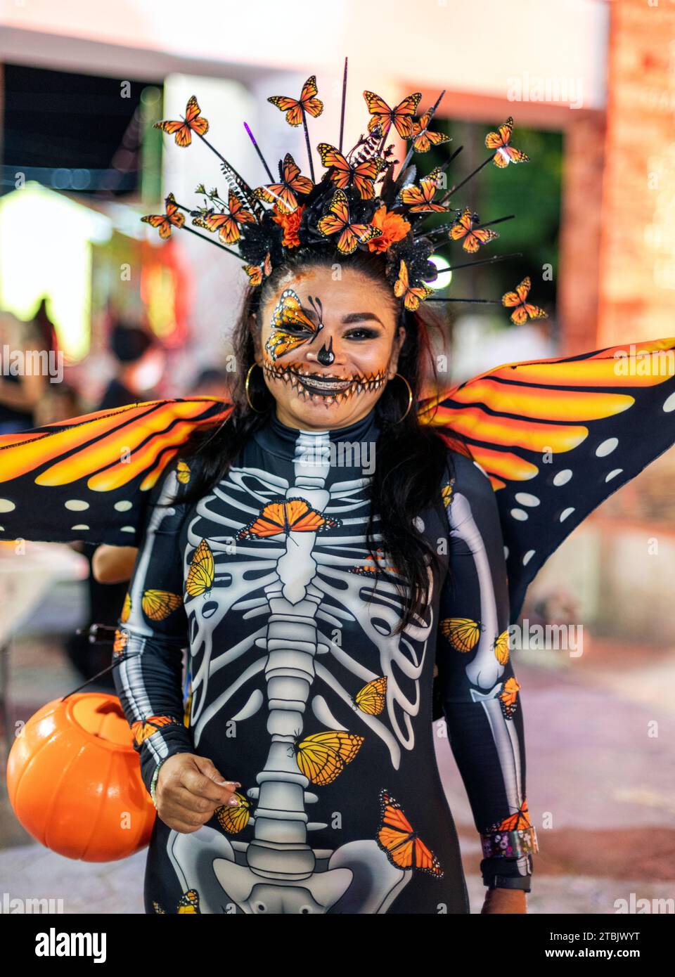 Mexiko, Isla Mujures, Eine Frau, die als Monarchschmetterling verkleidet ist, um den Tag der Toten zu feiern, auch bekannt als Dia de los Muertos Stockfoto