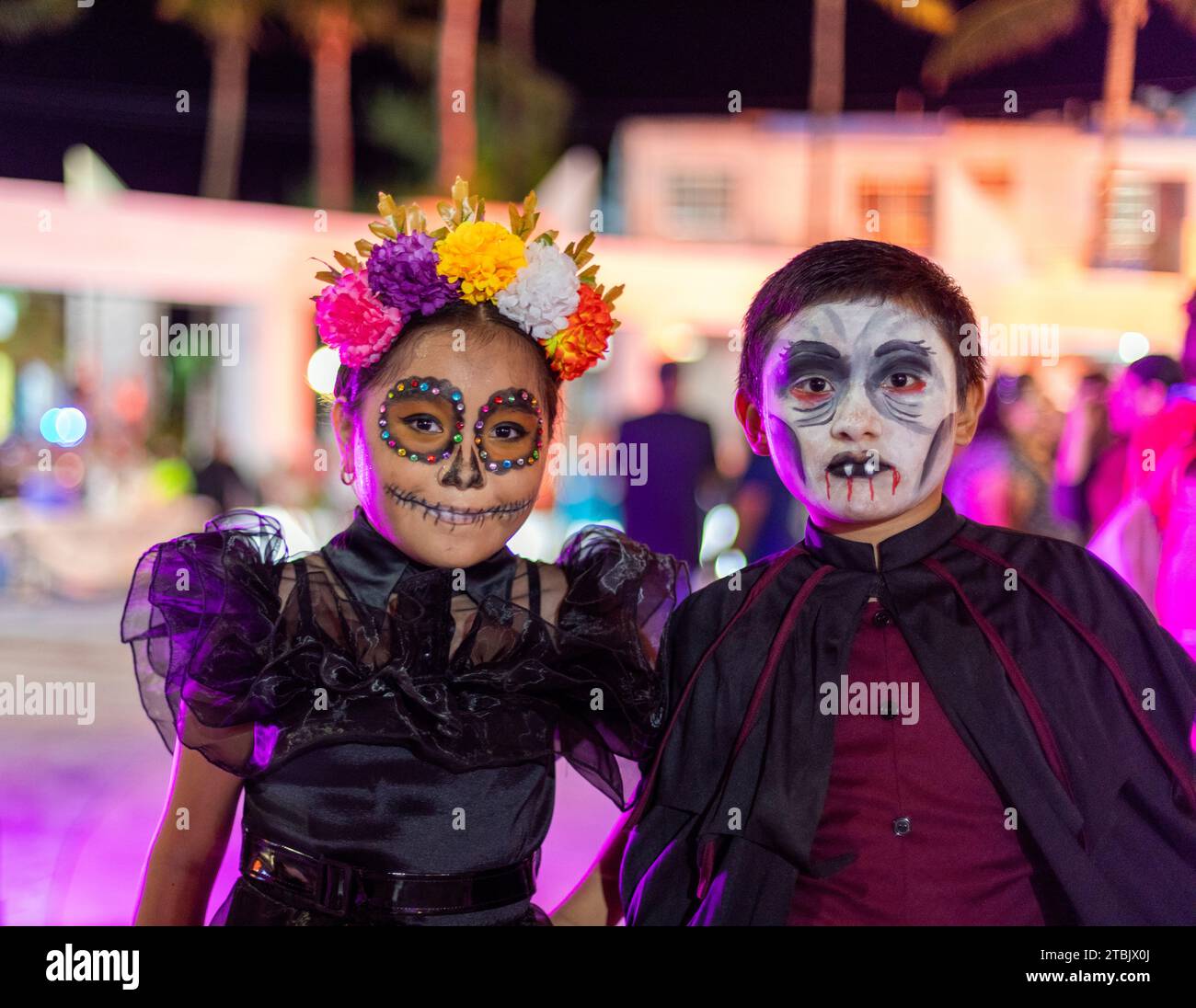 Mexiko, Isla Mujures, Ein junges Mädchen und Junge in Kostümen, einer als Vampir, um den Tag der Toten zu feiern, auch bekannt als Dia de los Muertos Stockfoto