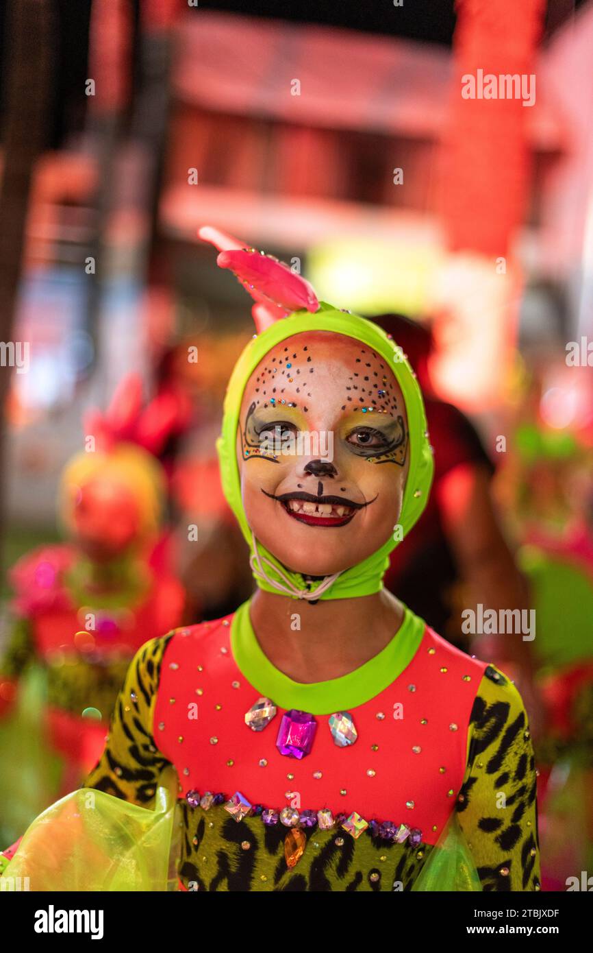Mexiko, Isla Mujures, Ein junges Mädchen in Kostümen, um den Tag der Toten zu feiern, auch bekannt als Dia de los Muertos Stockfoto