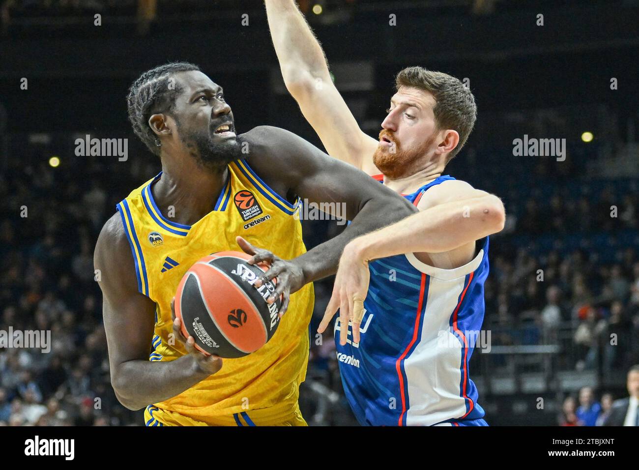 Berlin, Deutschland 07. Dezember 2023: Basketball EuroLeague - 2023/2024 - Alba Berlin gegen Anadolu Efes Istanbul im Bild: v. li. im Zweikampf Khalifa Koumadje (Alba Berlin), Ercan Osmani (Anadolu Efes Istanbul) Stockfoto