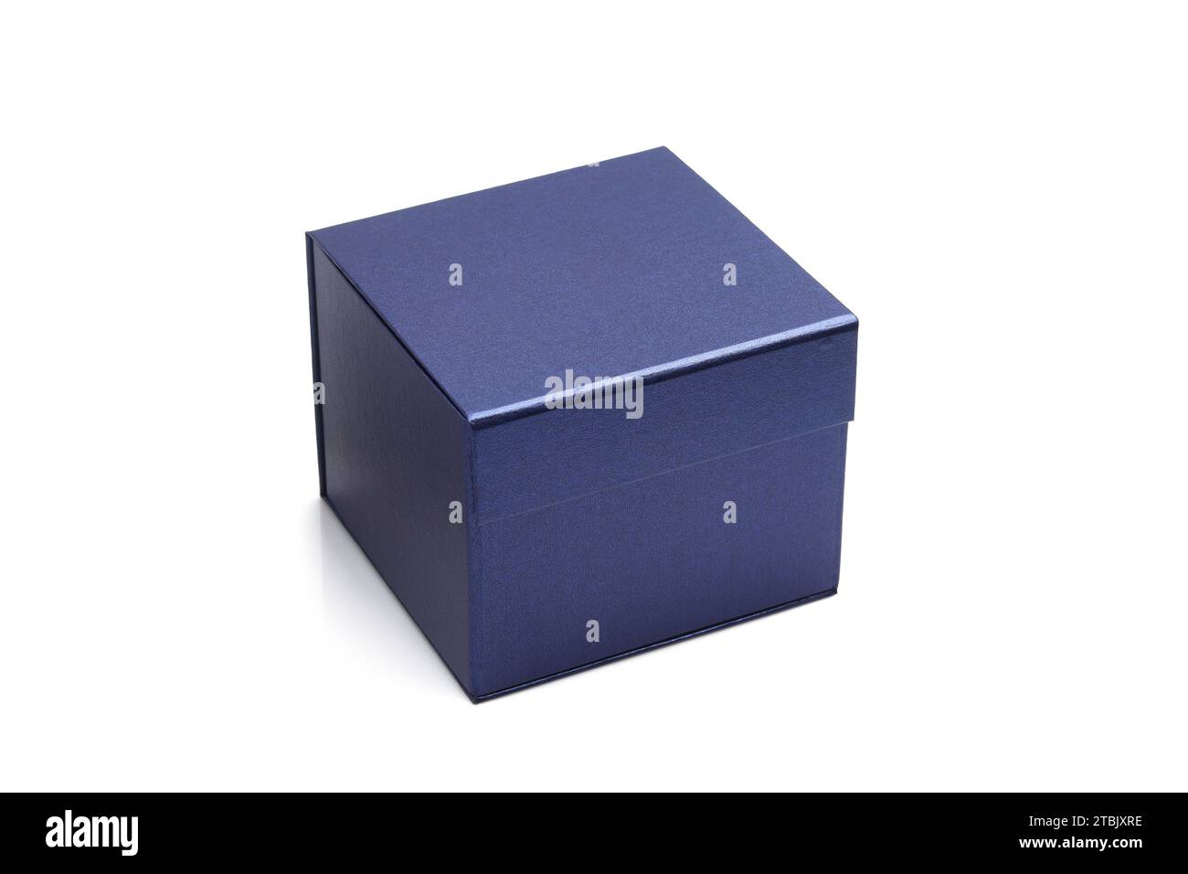 Dunkelblauer eleganter Karton isoliert auf weißem Hintergrund. Leere Geschenkbox Stockfoto