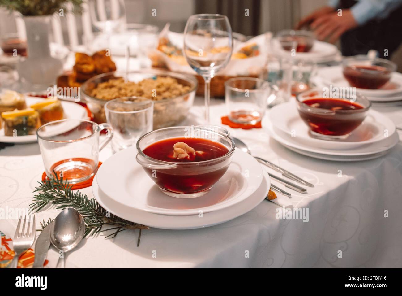 Weihnachtssuppe Rote Bete, Borschtsch mit kleinen Knödeln mit Pilzfüllung in einer Keramikschale auf einem Tisch. Traditionelles Weihnachtsgericht in Polen. Stockfoto