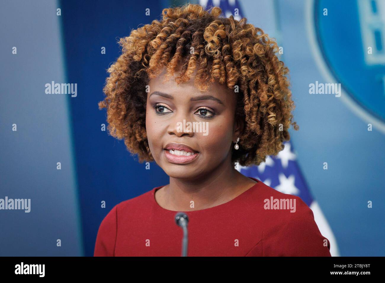 Washington, Usa. Dezember 2023. Karine Jean-Pierre, Pressesprecherin des Weißen Hauses, spricht am Donnerstag, den 7. Dezember, während einer Pressekonferenz im James S. Brady Press Briefing Room im Weißen Haus in Washington, DC, USA. 2023. die Regierung von Präsident Biden sagt, sie habe die Befugnis, bestimmte Patente von Medikamenten zu beschlagnahmen und sie an andere Hersteller zu lizenzieren, um die Preise zu senken, was darauf abzielt, die Amerikaner zu ansprechen, die mit hohen Gesundheitskosten zu kämpfen haben. Fotograf: Ting Shen/Pool/SIPA USA Credit: SIPA USA/Alamy Live News Stockfoto