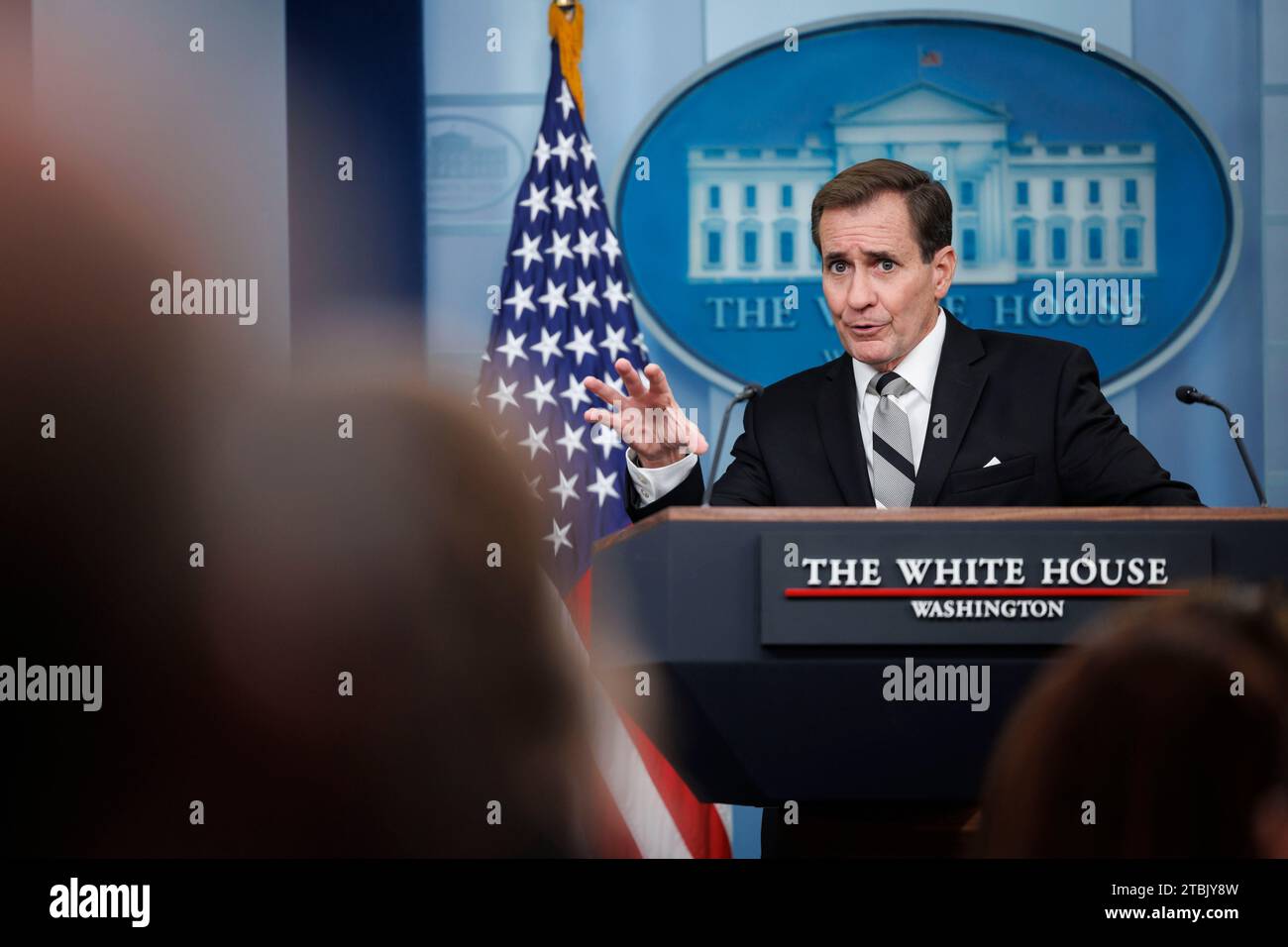 Washington, Usa. Dezember 2023. John Kirby, Koordinator des nationalen sicherheitsrats, spricht während einer Pressekonferenz im James S. Brady Press Briefing Room im Weißen Haus in Washington, DC, USA, am Donnerstag, den 7. Dezember, 2023. die Regierung von Präsident Biden sagt, sie habe die Befugnis, bestimmte Patente von Medikamenten zu beschlagnahmen und sie an andere Hersteller zu lizenzieren, um die Preise zu senken, was darauf abzielt, die Amerikaner zu ansprechen, die mit hohen Gesundheitskosten zu kämpfen haben. Fotograf: Ting Shen/Pool/SIPA USA Credit: SIPA USA/Alamy Live News Stockfoto