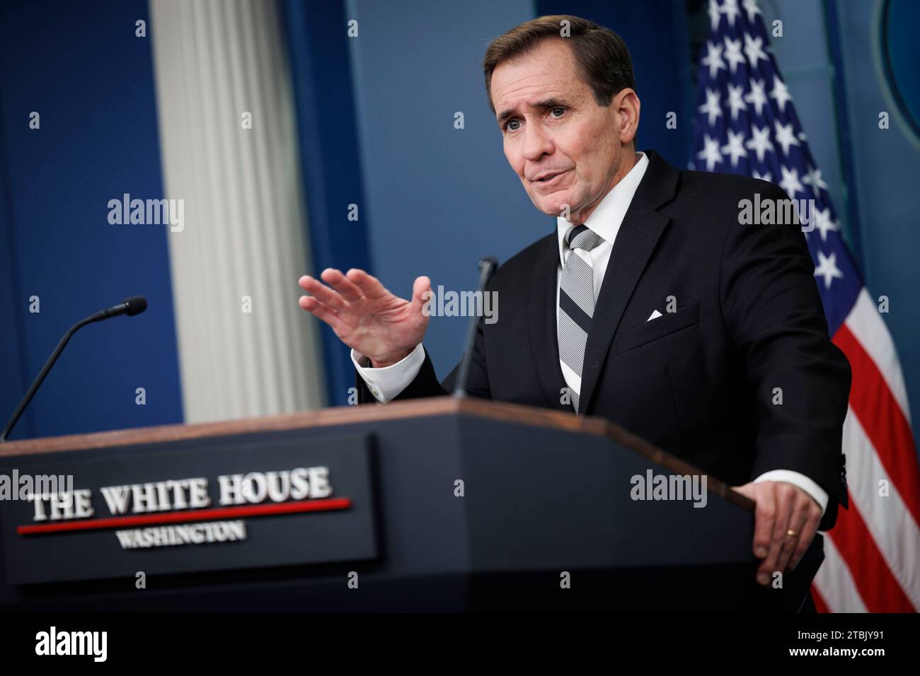 Washington, Usa. Dezember 2023. John Kirby, Koordinator des nationalen sicherheitsrats, spricht während einer Pressekonferenz im James S. Brady Press Briefing Room im Weißen Haus in Washington, DC, USA, am Donnerstag, den 7. Dezember, 2023. die Regierung von Präsident Biden sagt, sie habe die Befugnis, bestimmte Patente von Medikamenten zu beschlagnahmen und sie an andere Hersteller zu lizenzieren, um die Preise zu senken, was darauf abzielt, die Amerikaner zu ansprechen, die mit hohen Gesundheitskosten zu kämpfen haben. Fotograf: Ting Shen/Pool/SIPA USA Credit: SIPA USA/Alamy Live News Stockfoto