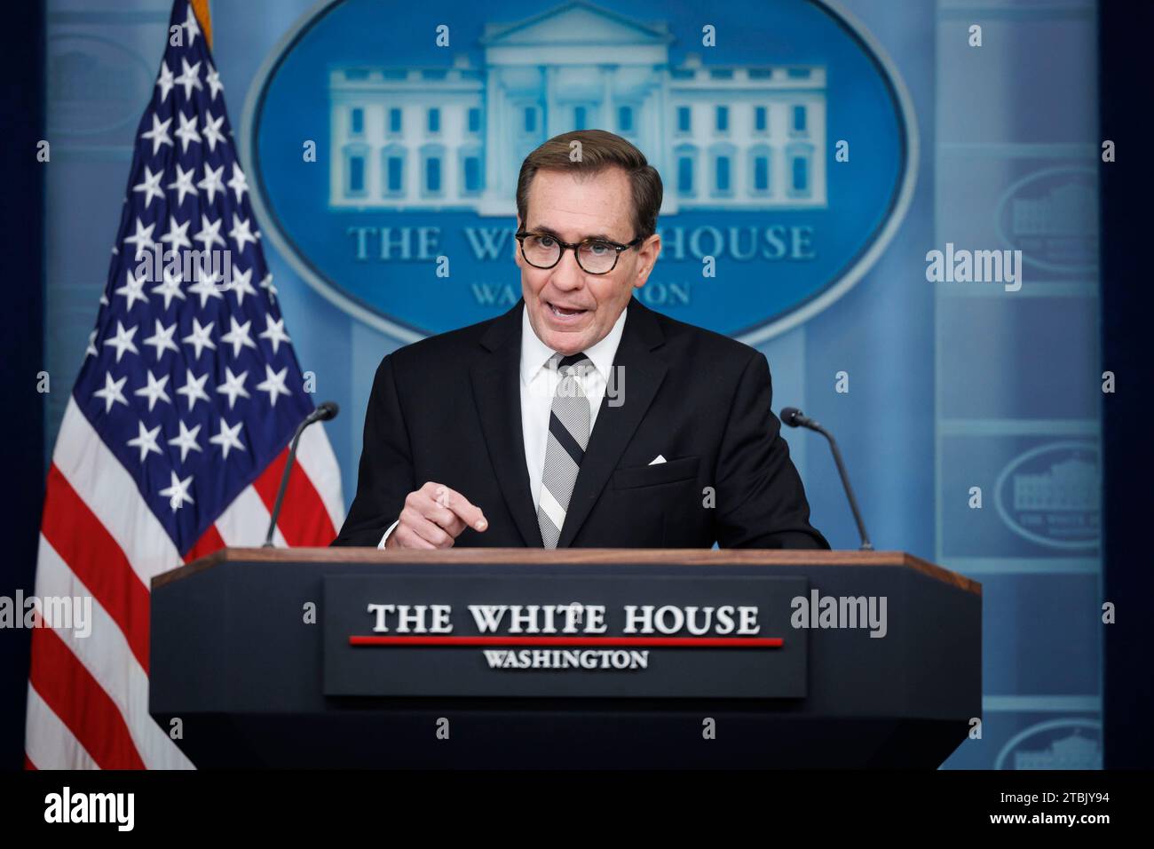 Washington, Usa. Dezember 2023. John Kirby, Koordinator des nationalen sicherheitsrats, spricht während einer Pressekonferenz im James S. Brady Press Briefing Room im Weißen Haus in Washington, DC, USA, am Donnerstag, den 7. Dezember, 2023. die Regierung von Präsident Biden sagt, sie habe die Befugnis, bestimmte Patente von Medikamenten zu beschlagnahmen und sie an andere Hersteller zu lizenzieren, um die Preise zu senken, was darauf abzielt, die Amerikaner zu ansprechen, die mit hohen Gesundheitskosten zu kämpfen haben. Fotograf: Ting Shen/Pool/SIPA USA Credit: SIPA USA/Alamy Live News Stockfoto