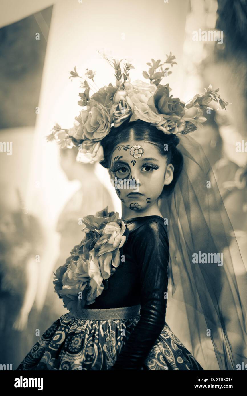 Mexiko, Isla Mujures, Ein junges Mädchen in Kostümen, um den Tag der Toten zu feiern, auch bekannt als Dia de los Muertos Stockfoto