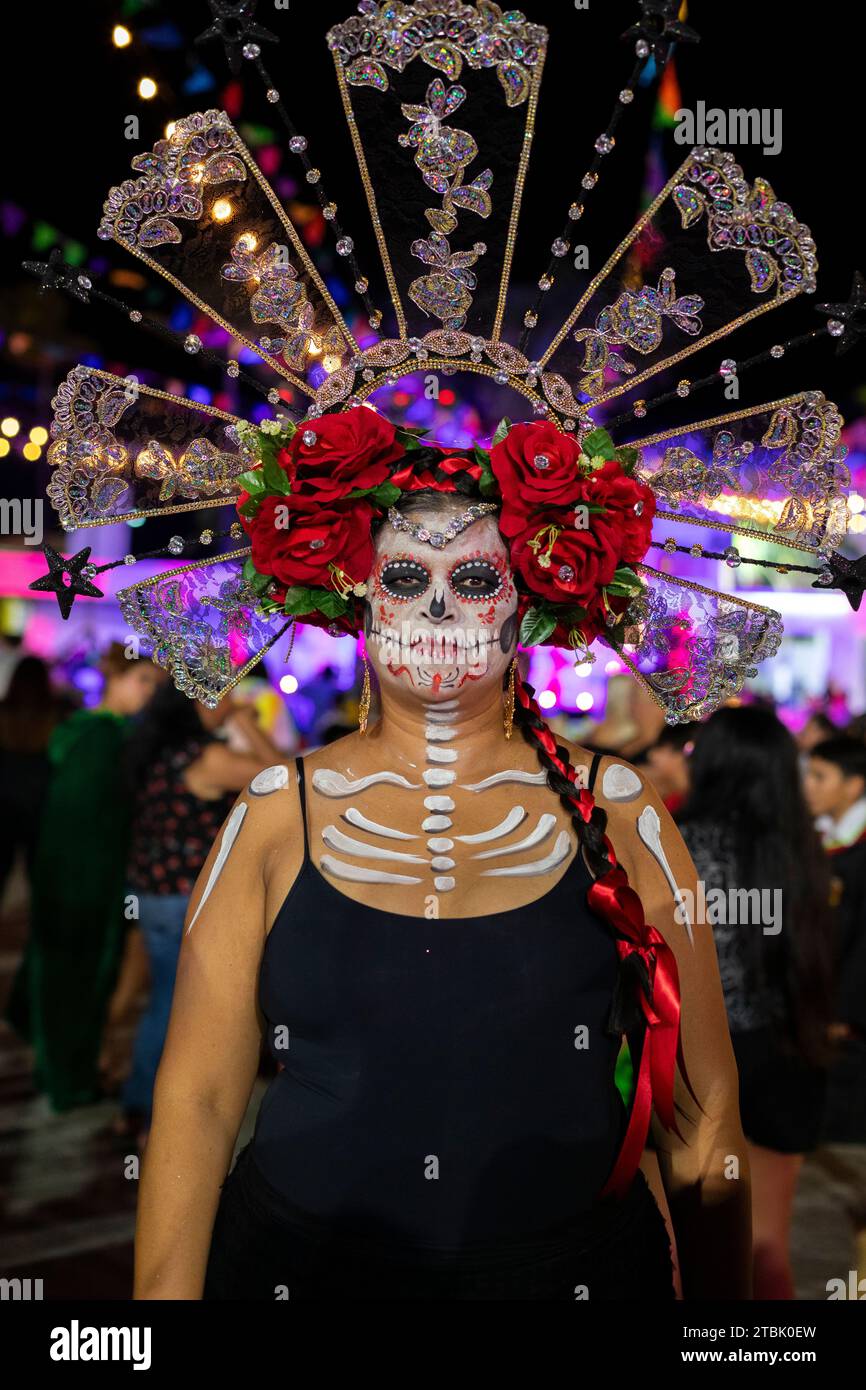 Mexiko, Isla Mujures, Eine Frau in Kostümen, um den Tag der Toten zu feiern, auch bekannt als Dia de los Muertos Stockfoto