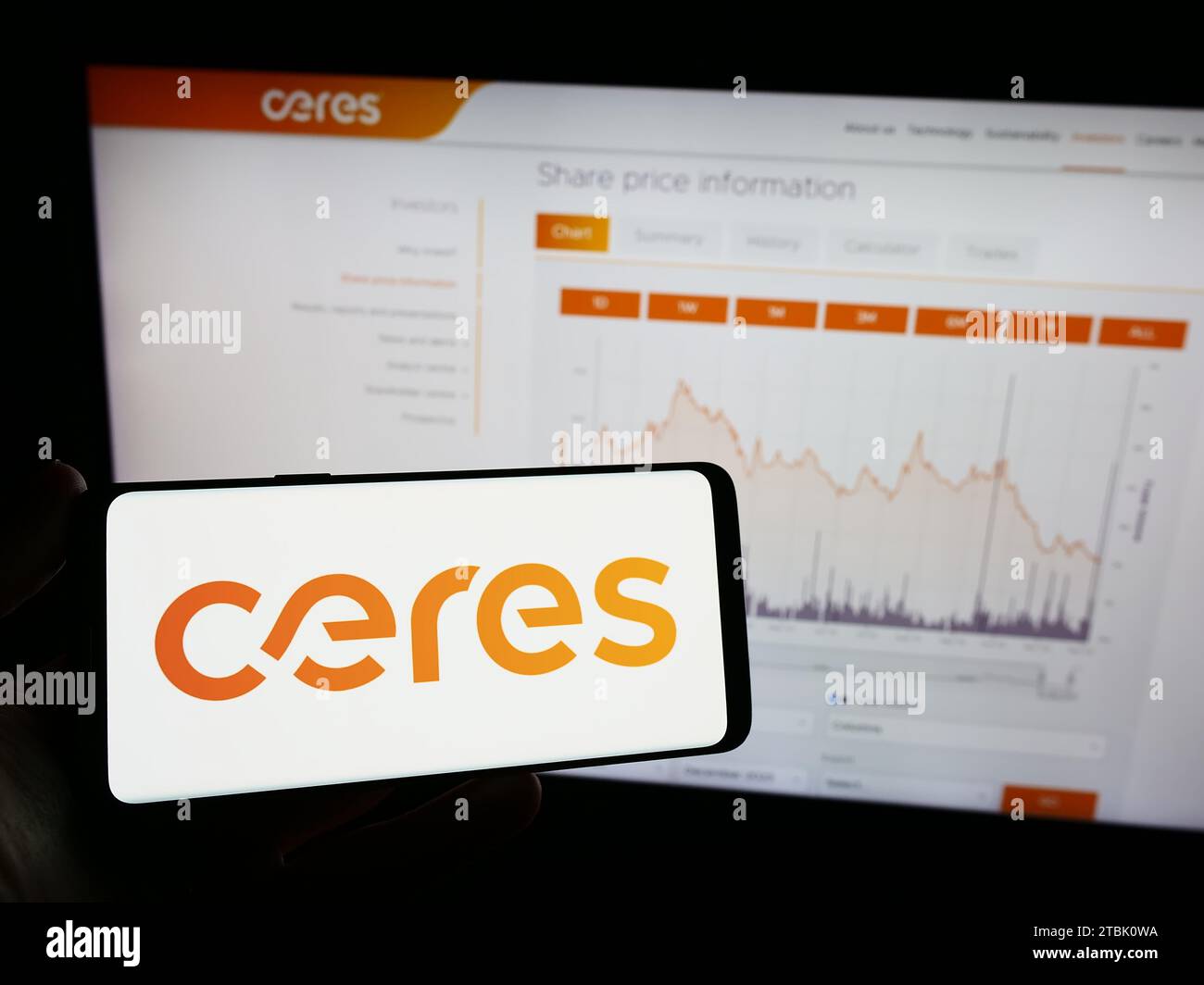 Person, die ein Mobiltelefon mit dem Logo des britischen Brennstoffzellenunternehmens Ceres Power Holdings plc vor der Business-Webseite hält. Schwerpunkt auf dem Display des Telefons. Stockfoto