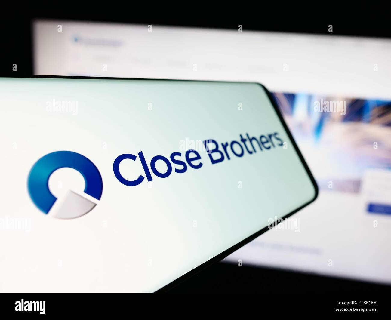 Handy mit Logo der britischen Handelsbank Close Brothers Group plc vor der Website. Fokussieren Sie sich auf die linke Mitte des Telefondisplays. Stockfoto