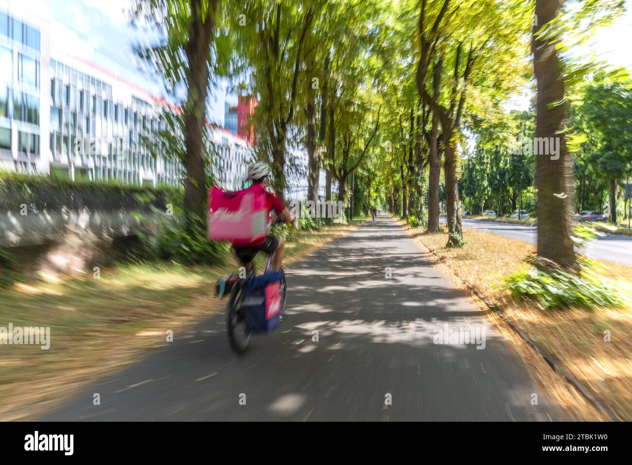 Radfahren aus der First-Person-Perspektive auf einem Radweg in Köln, Nordrhein-Westfalen, Deutschland, Europa Stockfoto