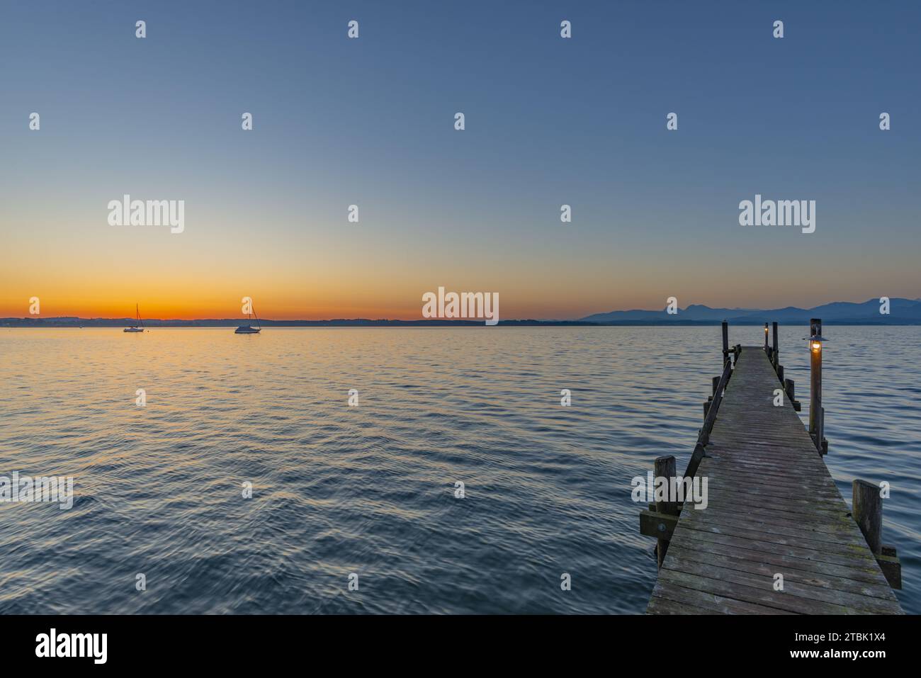 Sonnenaufgang, Fußgängerbrücke am Malerwinkel, Chiemsee, Chiemgau, Bayern, Deutschland, Europa Stockfoto