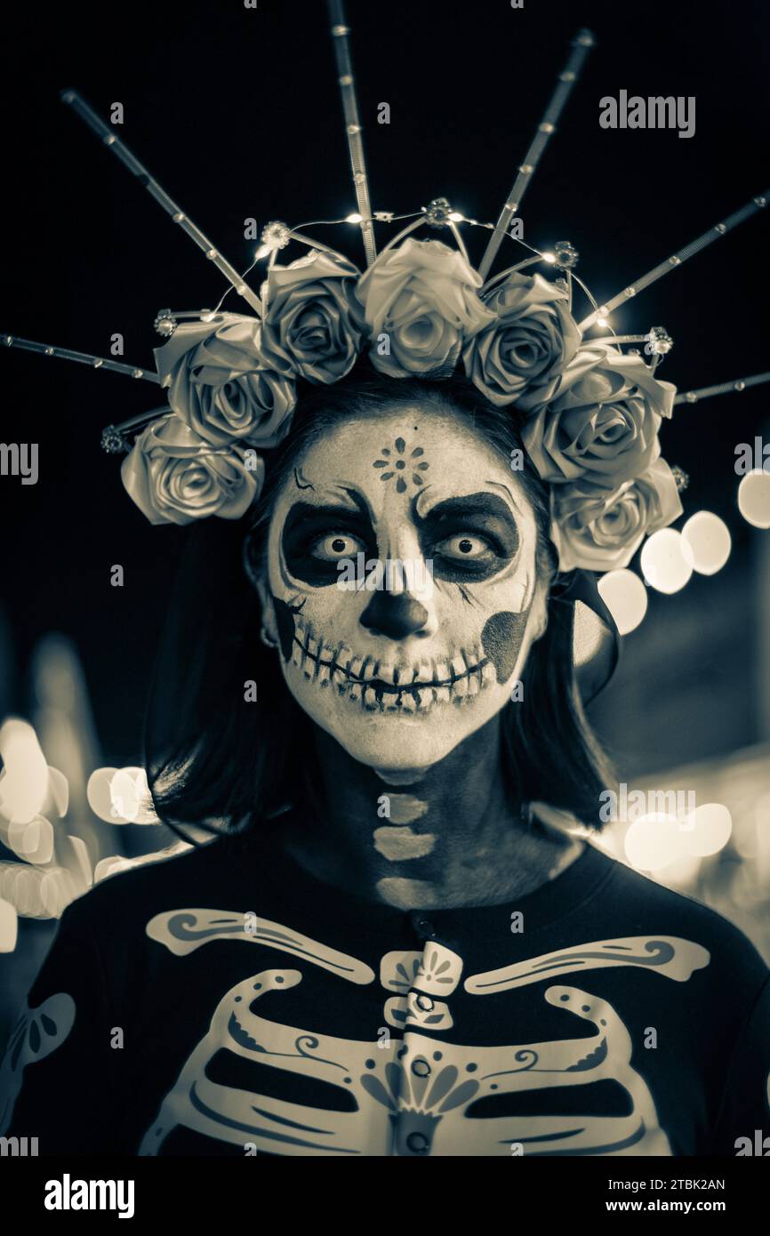 Mexiko, Isla Mujures, Ein Porträt einer Frau, die als Skelett verkleidet ist, um den Tag der Toten zu feiern, auch bekannt als Dia de los Muertos Stockfoto