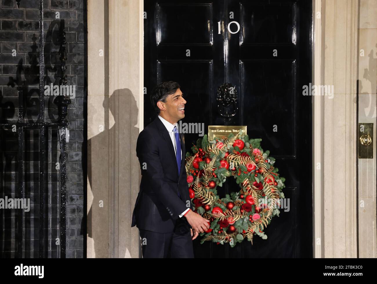 London, Vereinigtes Königreich, 7. Dezember 2023. Stunden nach einer Pressekonferenz zur Verteidigung seines ruandischen Plans begrüßte der britische Premierminister Rishi Sunak den niederländischen Premierminister Mark Rutte herzlich. Sie scheinen eine Weile aus der Downing Street ausgesperrt zu sein, wurden aber schließlich reingelassen. Kredit : Monica Wells/Alamy Live News Stockfoto