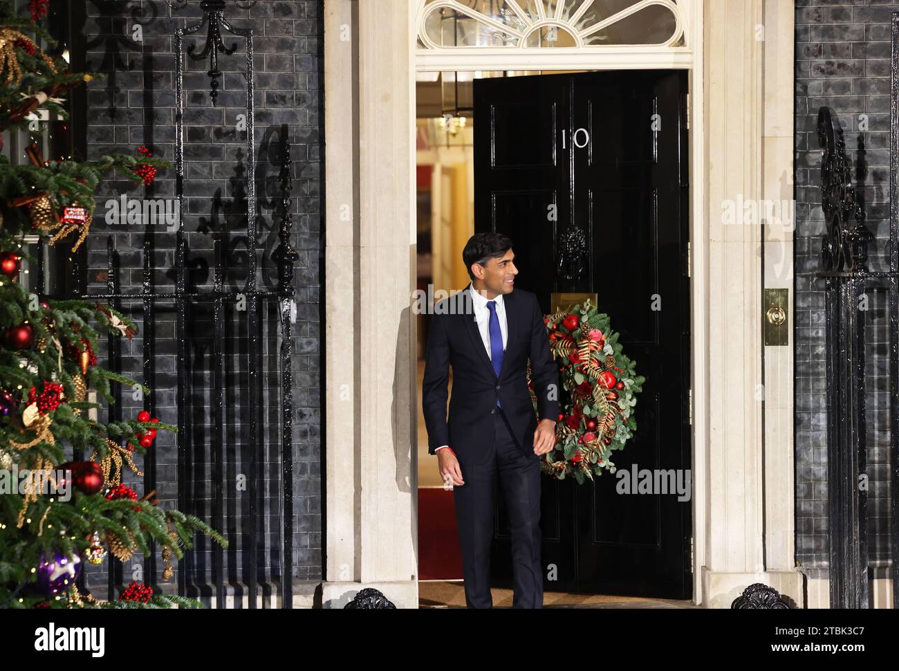 London, Vereinigtes Königreich, 7. Dezember 2023. Stunden nach einer Pressekonferenz zur Verteidigung seines ruandischen Plans begrüßte der britische Premierminister Rishi Sunak den niederländischen Premierminister Mark Rutte herzlich. Sie scheinen eine Weile aus der Downing Street ausgesperrt zu sein, wurden aber schließlich reingelassen. Kredit : Monica Wells/Alamy Live News Stockfoto