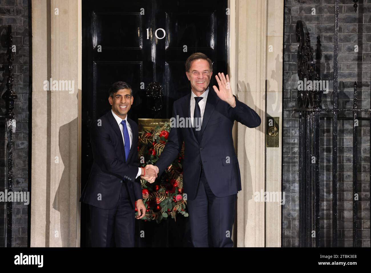 London, Vereinigtes Königreich, 7. Dezember 2023. Stunden nach einer Pressekonferenz zur Verteidigung seines ruandischen Plans begrüßte der britische Premierminister Rishi Sunak den niederländischen Premierminister Mark Rutte herzlich. Sie scheinen eine Weile aus der Downing Street ausgesperrt zu sein, wurden aber schließlich reingelassen. Kredit : Monica Wells/Alamy Live News Stockfoto