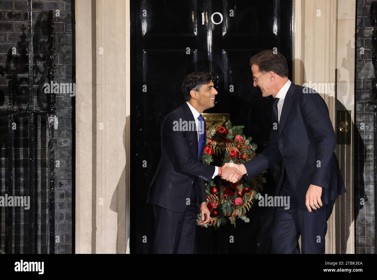 London, Vereinigtes Königreich, 7. Dezember 2023. Stunden nach einer Pressekonferenz zur Verteidigung seines ruandischen Plans begrüßte der britische Premierminister Rishi Sunak den niederländischen Premierminister Mark Rutte herzlich. Sie scheinen eine Weile aus der Downing Street ausgesperrt zu sein, wurden aber schließlich reingelassen. Kredit : Monica Wells/Alamy Live News Stockfoto