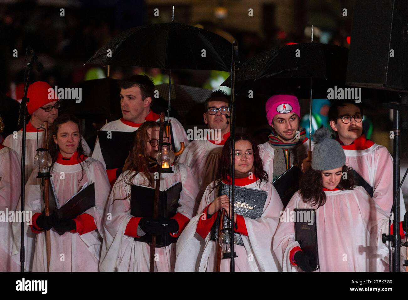 London, Großbritannien. 7. Dezember 2023. Der Chor von St. Martin-in-the-Fields tritt bei der jährlichen Weihnachtsbaumbeleuchtung am Trafalgar Square auf. Der Baum, eine norwegische Fichte, ist ein jährliches Geschenk der norwegischen Bevölkerung als Dankeschön für die Unterstützung Großbritanniens für Norwegen während des Zweiten Weltkriegs. Der neue stadtrat in Oslo überdenkt jedoch die Weihnachtsbaumtradition unter Umweltbedenken. Quelle: Stephen Chung / Alamy Live News Stockfoto