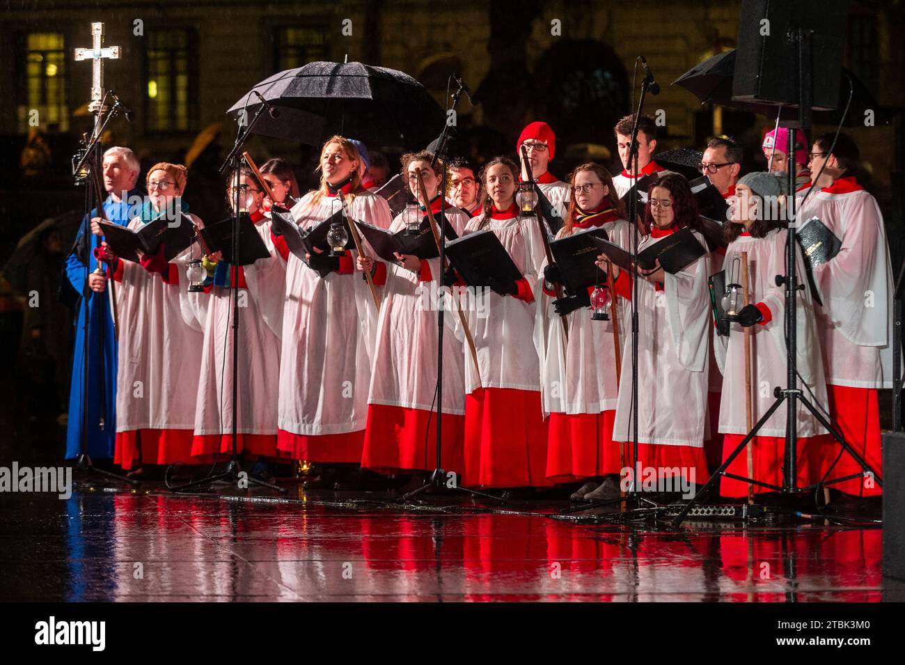 London, Großbritannien. 7. Dezember 2023. Der Chor von St. Martin-in-the-Fields tritt bei der jährlichen Weihnachtsbaumbeleuchtung am Trafalgar Square auf. Der Baum, eine norwegische Fichte, ist ein jährliches Geschenk der norwegischen Bevölkerung als Dankeschön für die Unterstützung Großbritanniens für Norwegen während des Zweiten Weltkriegs. Der neue stadtrat in Oslo überdenkt jedoch die Weihnachtsbaumtradition unter Umweltbedenken. Quelle: Stephen Chung / Alamy Live News Stockfoto