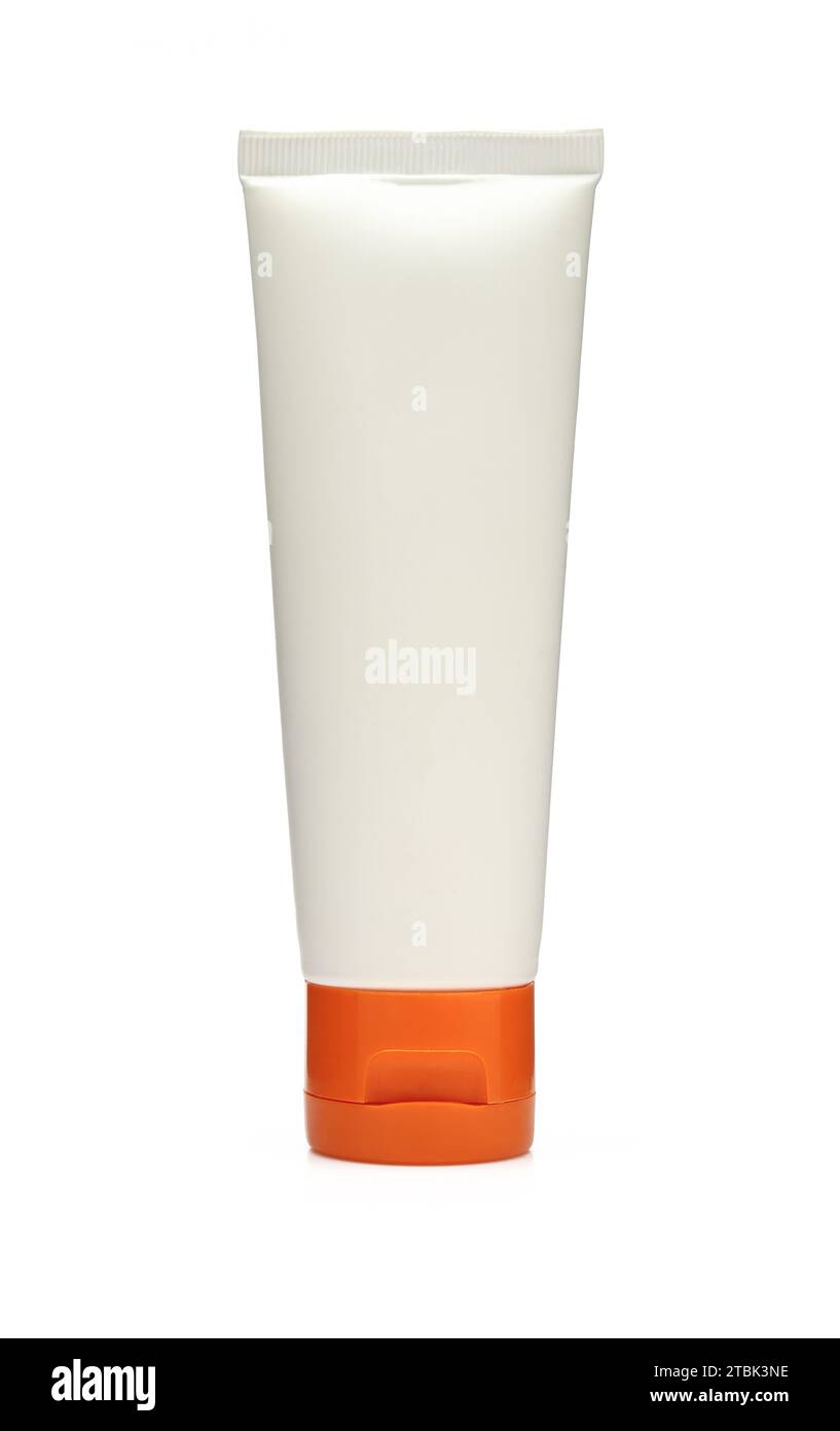 Weißes, leeres Röhrchen mit orangefarbenem Verschluss, isoliert auf weißem Hintergrund Stockfoto