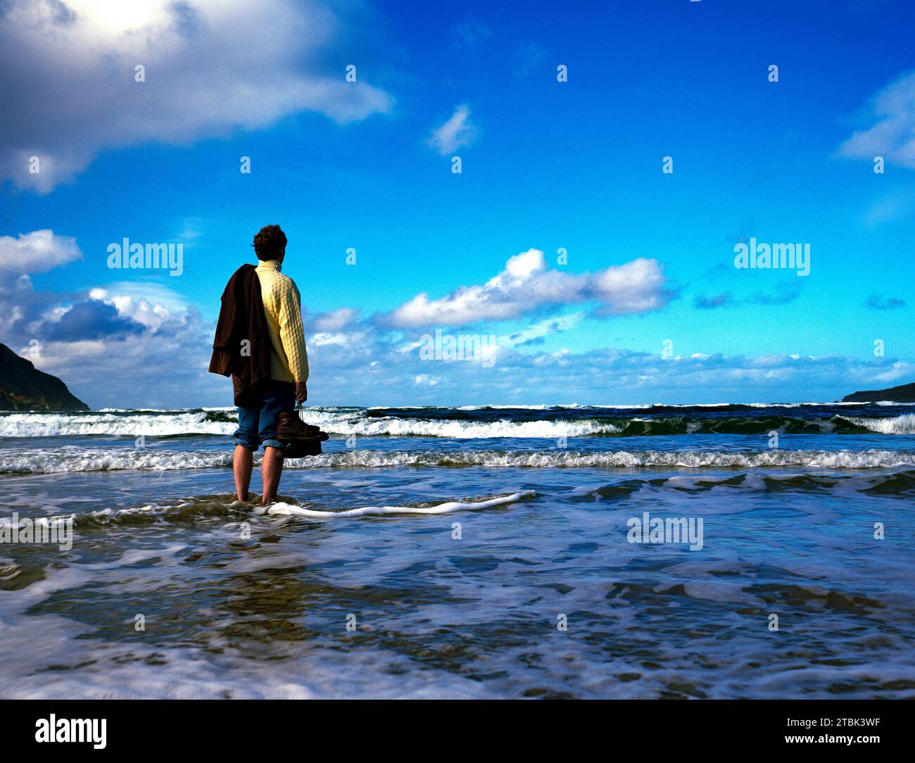 Junge Person am Strand in Donegal, Irland Stockfoto