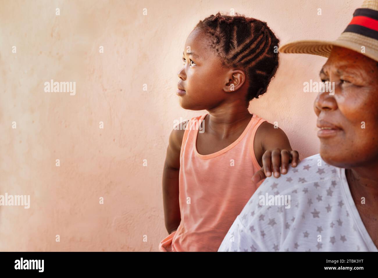 Dorf afrikanisches Kind und Oma, zwei Generationen, Blick in die Zukunft, großer Kopierraum Stockfoto