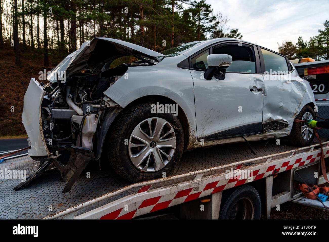 Ardino, Bulgarien - 2. Dezember 2023: Mietfahrzeug stürzte auf der Landstraße zwischen Ardino und Karzdhali, Rodophi-Gebirge und Auto war Stockfoto
