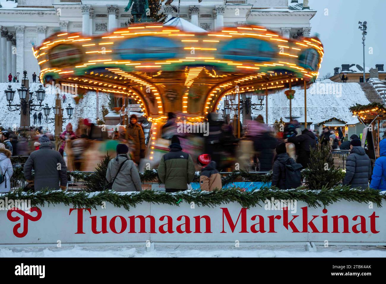 Verschwommener Antrag auf dem venezianischen Karussell im Tuomaan Markkinat oder dem Weihnachtsmarkt auf dem Senatsplatz in Helsinki, Finnland Stockfoto