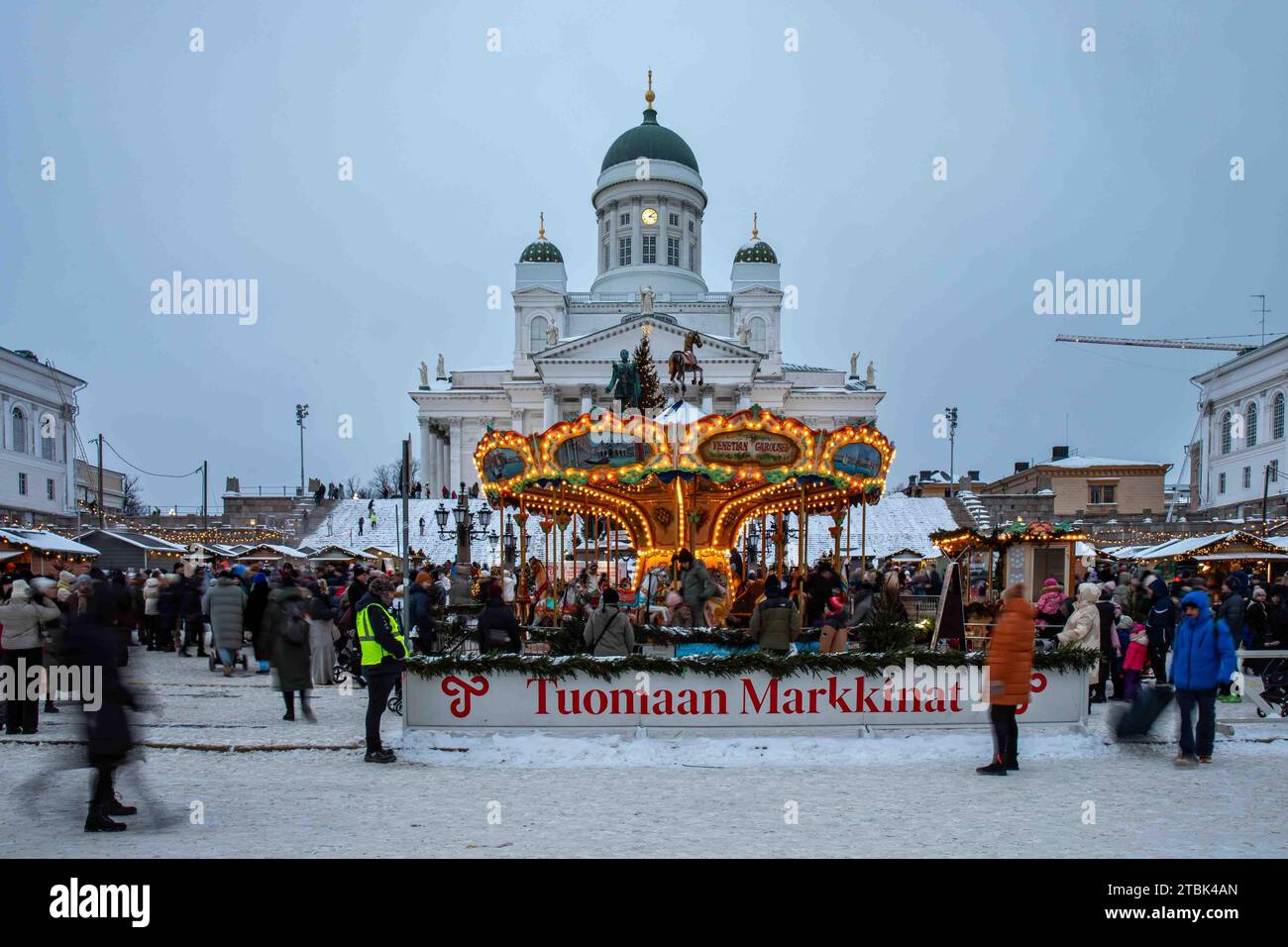 Venezianisches Karussell und Kathedrale von Helsinki während des Weihnachtsmarktes in Helsinki auf dem Senatsplatz in Helsinki, Finnland Stockfoto