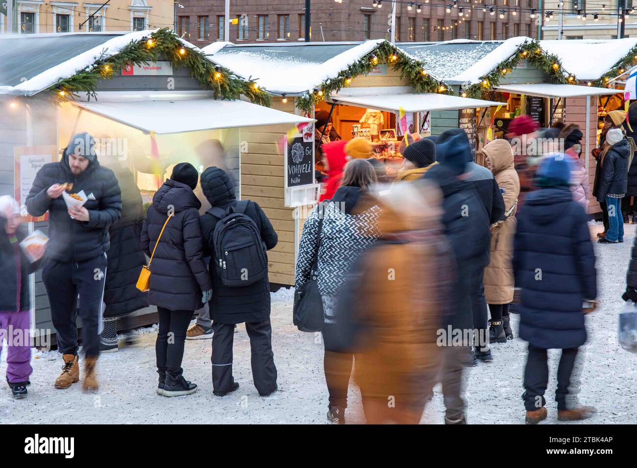 Unscharfe Bewegungen von Menschen im Tuomaan Markkinat oder auf dem Helsinki Christmas Market auf dem Senatsplatz in Helsinki, Finnland Stockfoto