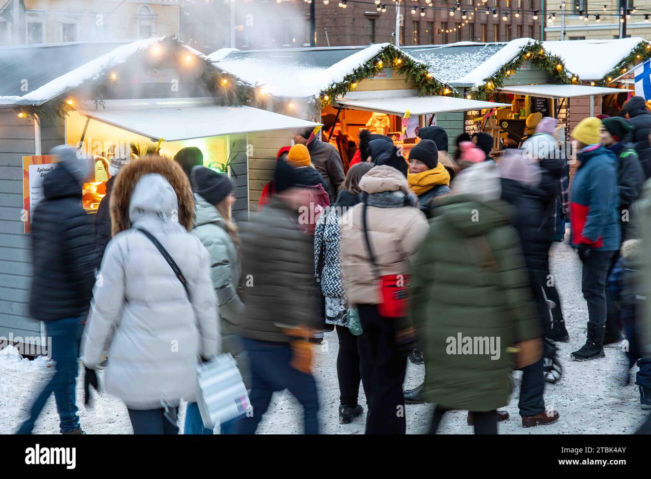 Unscharfe Bewegungen von Menschen im Tuomaan Markkinat oder auf dem Helsinki Christmas Market auf dem Senatsplatz in Helsinki, Finnland Stockfoto