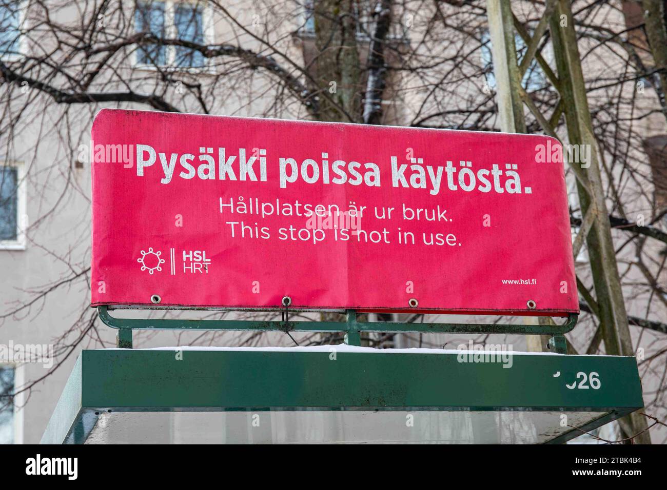 Pysäkki poissa käytöstä. Dieser Anschlag wird nicht verwendet. Schilder für die HSL-Bushaltestelle im Stadtteil Munkkiniemi in Helsinki, Finnland. Stockfoto
