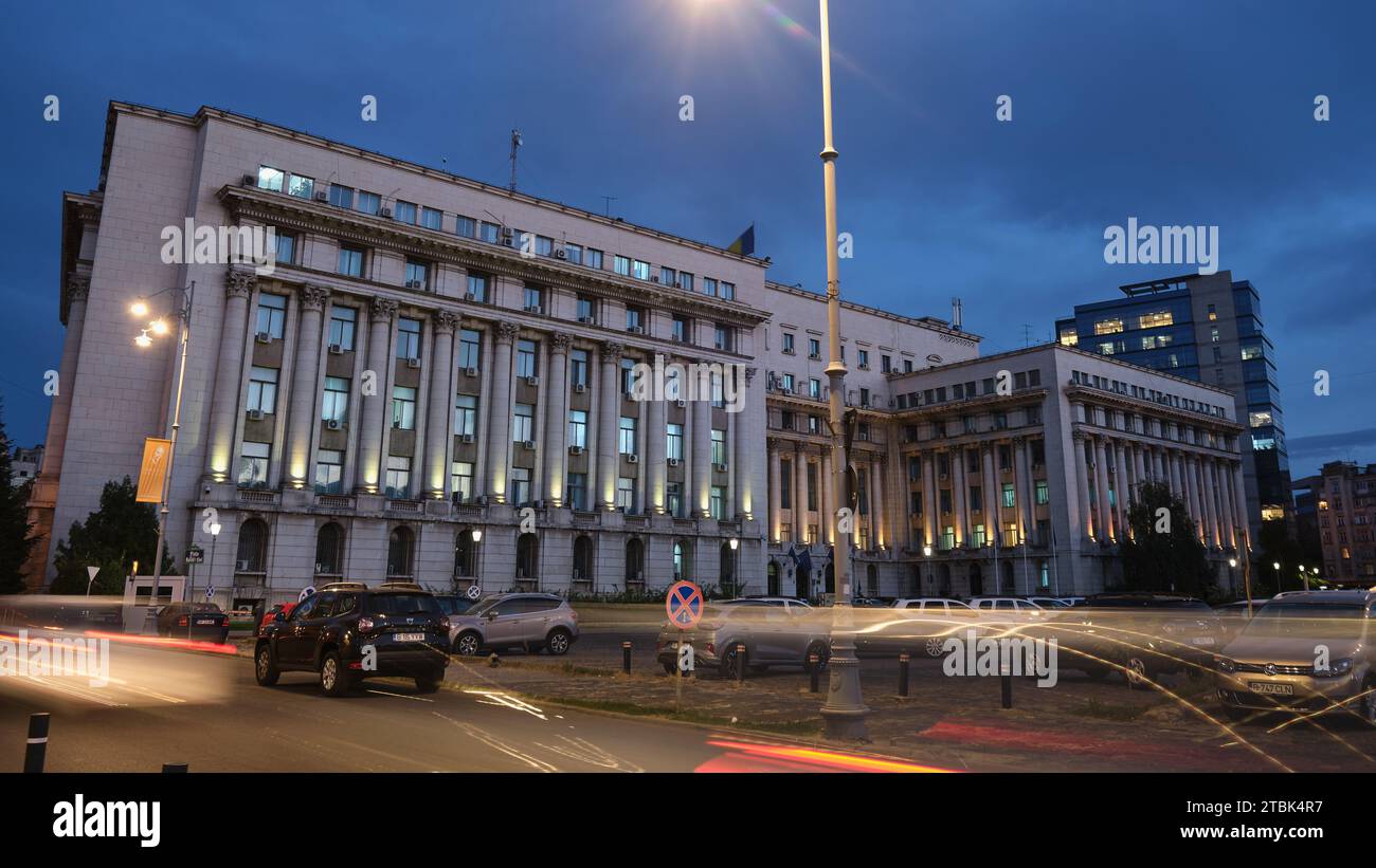 Gebäude des Innenministeriums (Mai) zur blauen Stunde, Wahrzeichen, ehemaliges Hauptquartier des Zentralkomitees der Kommunistischen Partei, neben Revolution S. Stockfoto