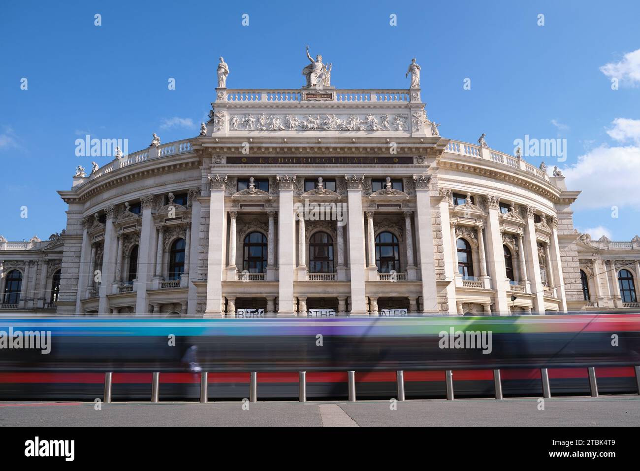 Burgtheater-Gebäudefassade, das Nationaltheater Österreichs in Wien, ein deutschsprachiges Theater, mit vorbeifahrender Straßenbahn. Wien, Österreich - 2. September Stockfoto