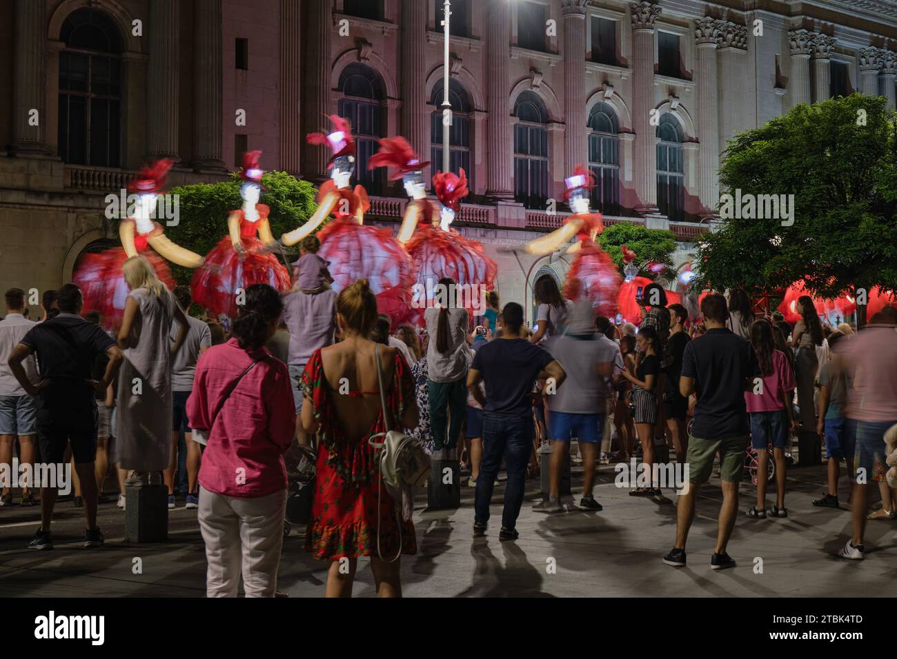 Theatervorstellung, Puppenshow mit großen, riesigen Puppen auf autofreier Straße bei Nacht. Bukarest, Rumänien - 1. Juli 2023. Stockfoto