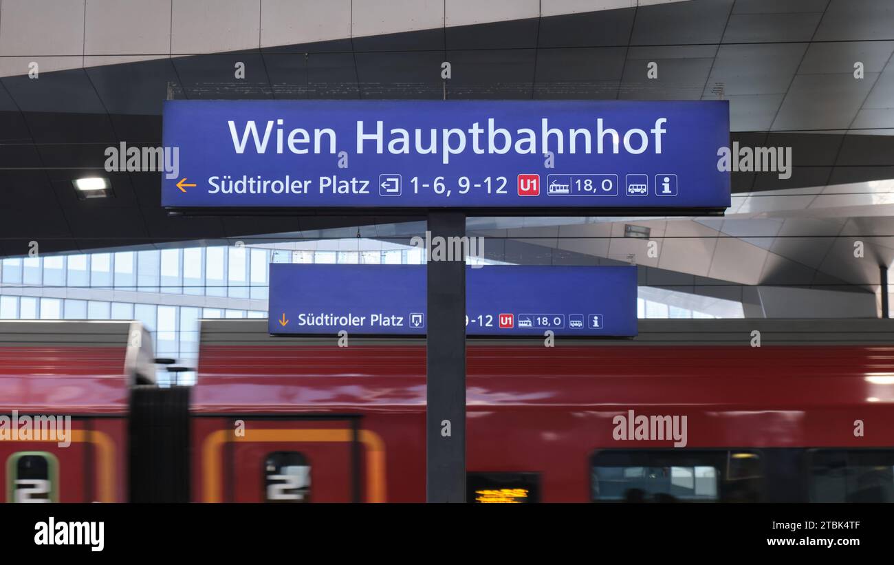 Schild Wien Hauptbahnhof in Wien, österreichischer Hauptbahnhof, Verkehrsknotenpunkt in der Stadt. Stockfoto