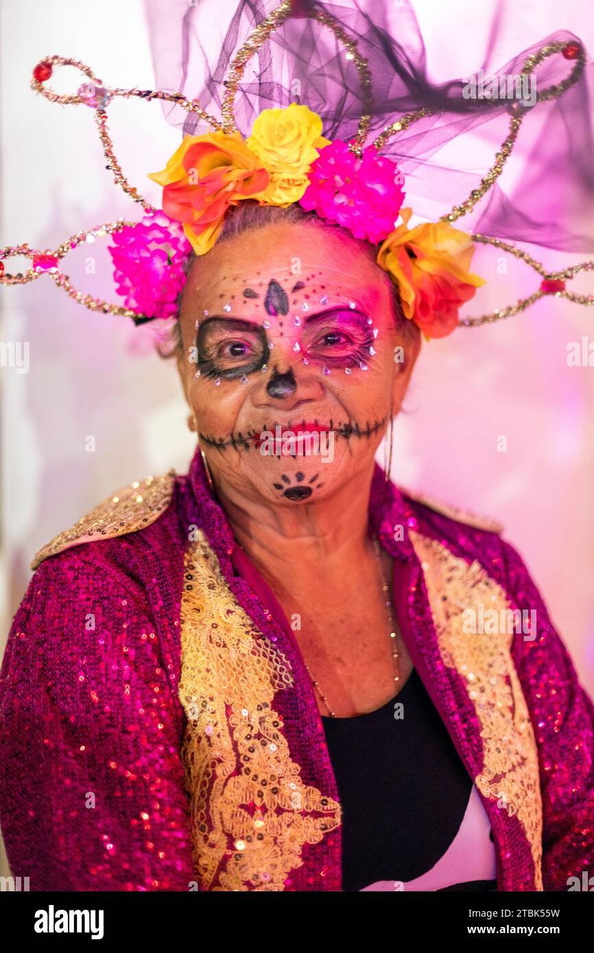 Mexiko, Isla Mujures, Eine Frau in Kostümen, um den Tag der Toten zu feiern, auch bekannt als Dia de los Muertos Stockfoto