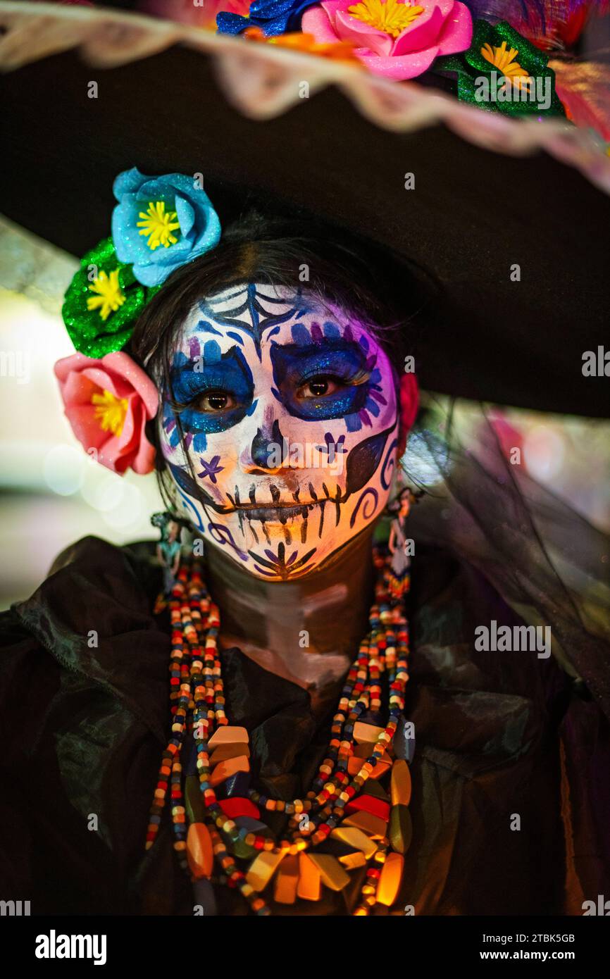 Mexiko, Isla Mujures, Eine Frau in Kostümen, um den Tag der Toten zu feiern, auch bekannt als Dia de los Muertos Stockfoto