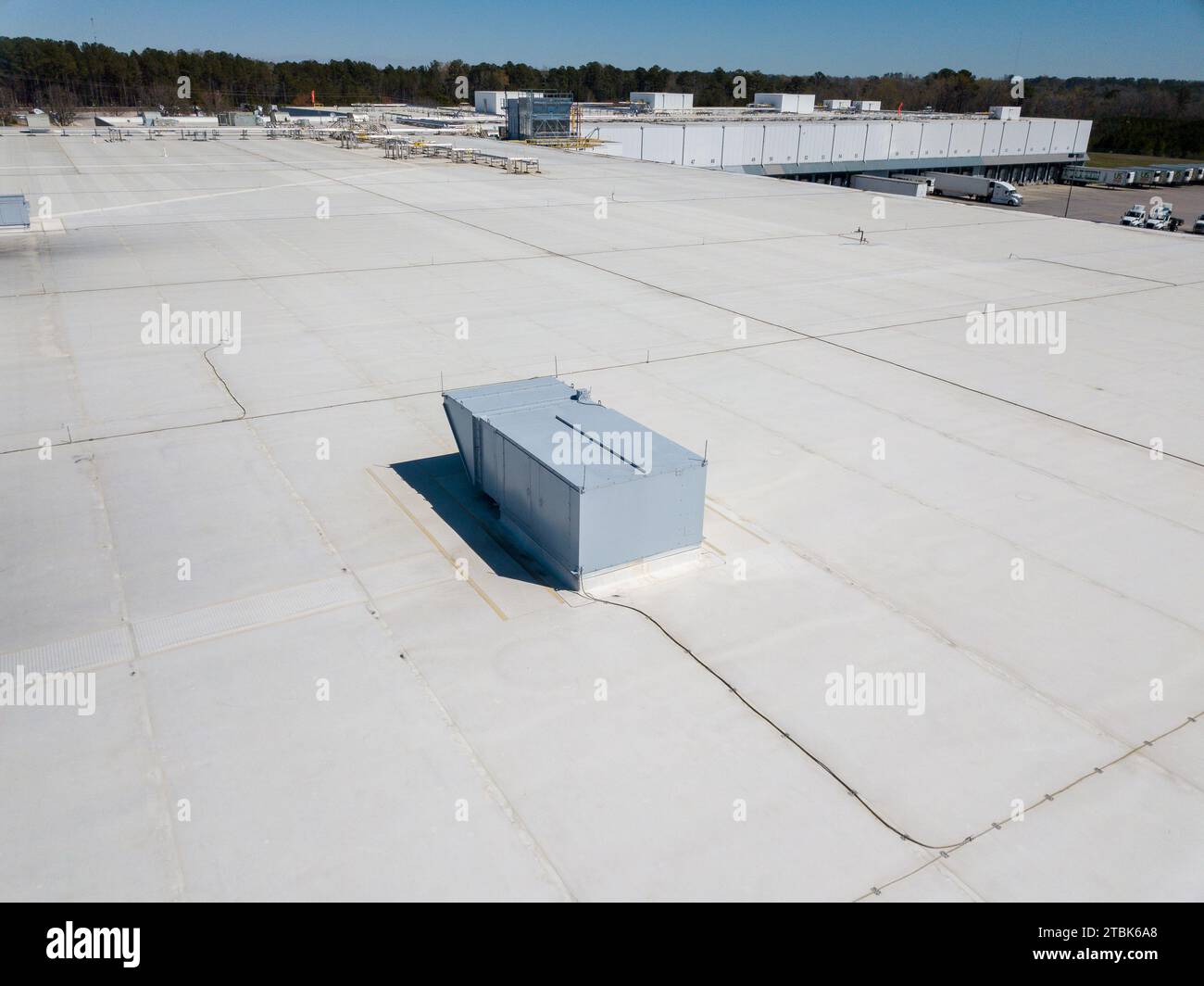 Drohnenbilder des Dachs eines Lebensmittelverteilerlagers und eines im Bau befindlichen Viertels Stockfoto