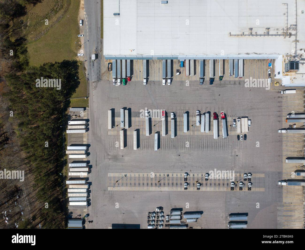 Drohnenbilder des Dachs eines Lebensmittelverteilerlagers und eines im Bau befindlichen Viertels Stockfoto
