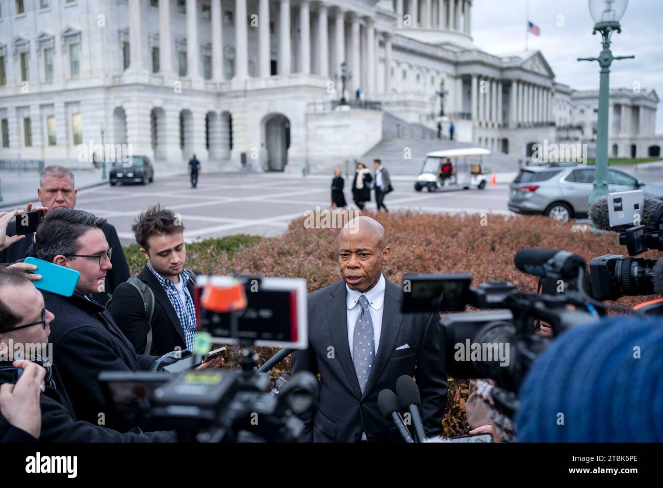 Washington, Usa. Dezember 2023. Der Bürgermeister von New York City, Eric Adams, spricht mit der Presse, nachdem er sich mit Mitgliedern des Kongresses getroffen hatte, um die Finanzierung und Unterstützung der Migrationskrise von New York City im US-Kapitol in Washington, DC am Donnerstag, den 7. Dezember 2023 zu diskutieren. Foto: Bonnie Cash/UPI Credit: UPI/Alamy Live News Stockfoto