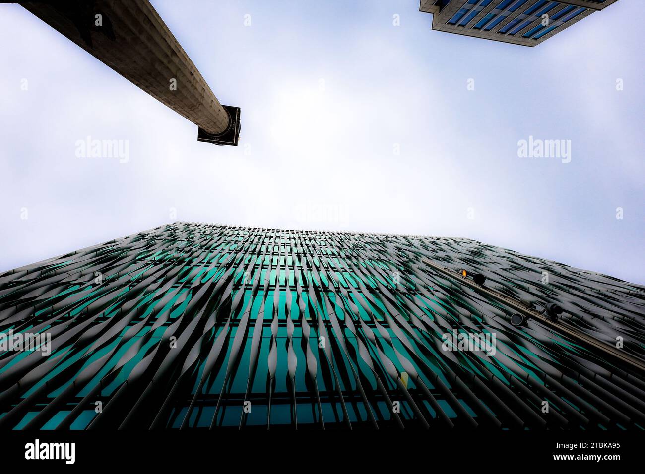 Ein Bild, das eine moderne Stadtlandschaft mit einer Reihe von zeitgenössischen Gebäuden mit Glasfassaden darstellt, die das Aussehen von Wolken hervorrufen sollen Stockfoto