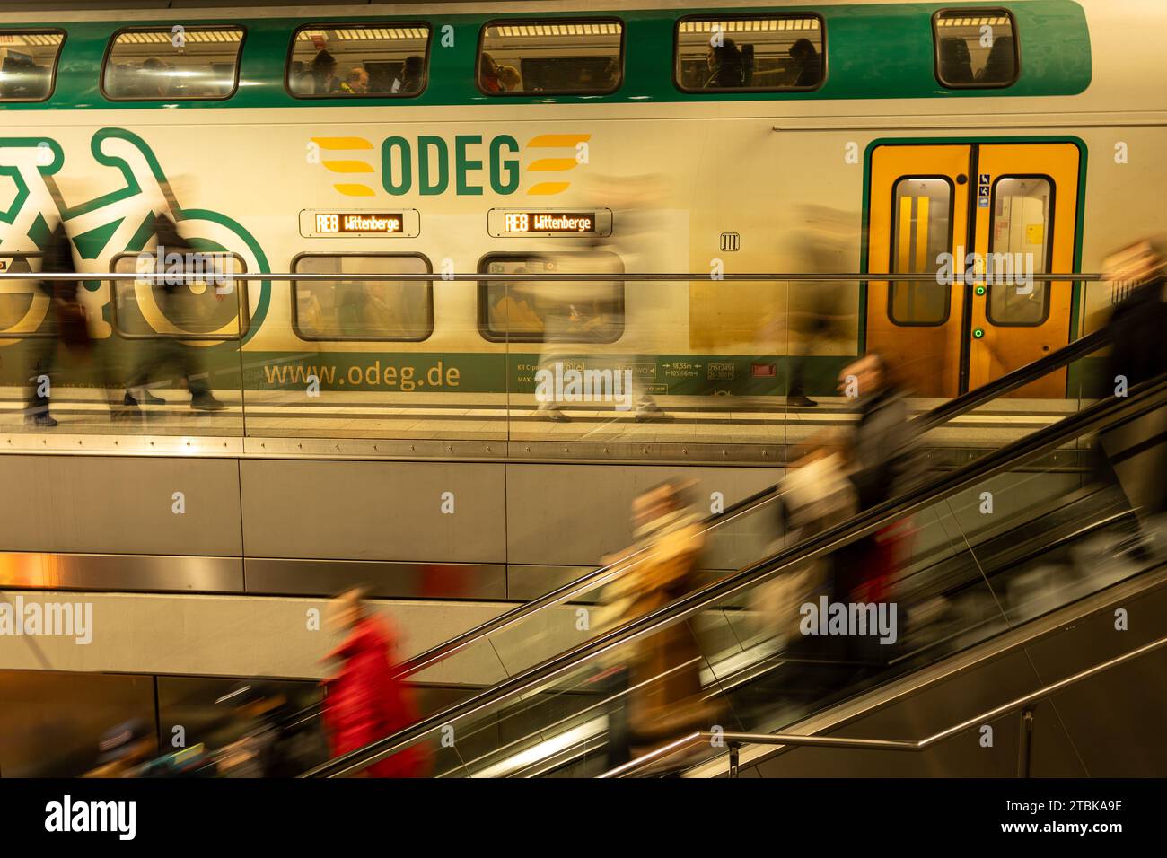 Ein idyllisches Bild eines grün-weißen Zuges an einem Bahnhof, der auf seinen Gleisen sitzt, um sich auf die nächste Reise vorzubereiten Stockfoto