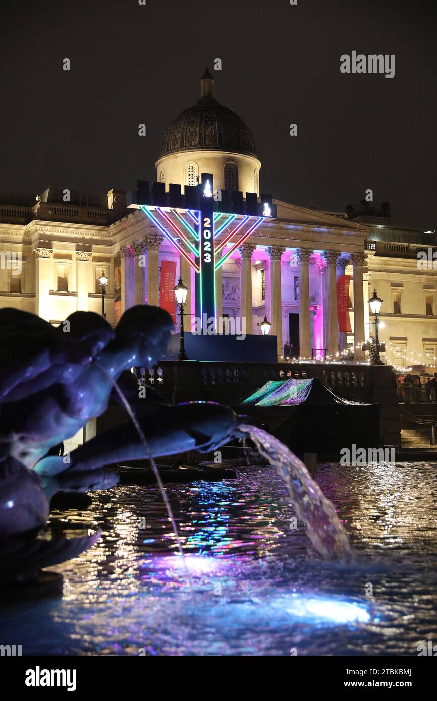 Eine riesige Menorah beleuchtete für Chanukah, das jüdische Lichterfest, vor der National Gallery in London, Großbritannien, das erste Licht wurde am 7. Dezember angezündet. Stockfoto