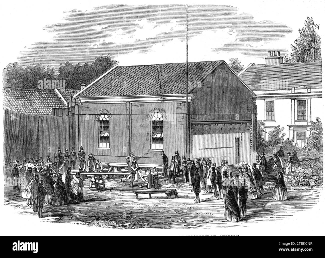 Entfernung einer Kapelle in Melton, nahe Woodbridge, Suffolk, 1861. Gravur von einem Foto von Mr. Cobb. '...die primitive Methodistenkapelle wurde entfernt, in einer Masse von 15 Fuß. Von seiner ursprünglichen Grundlage. Die Entfernung wurde durch das Urteil einer Jury notwendig gemacht, who...pronounced war es ein Ärgernis für ein Herrenhaus, das auf angrenzendem Boden stand... der Grundgang um die Kapelle war vollständig abgeschnitten, und die Balken... wurden längs eingefügt... während die Unterstützung durch Querbalken, die in Intervallen platziert wurden, weiter gewonnen wurde. Die ehemaligen Balken... wurden 180 auf einen Anstieg von 1 gelegt, so dass das Gebäude nicht hatte Stockfoto
