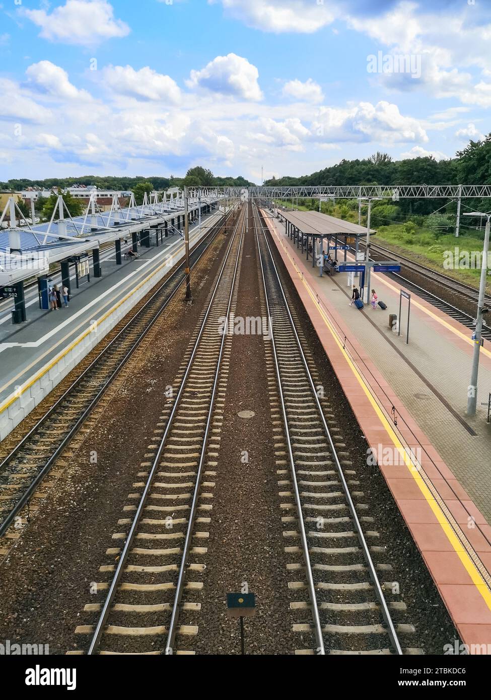 Gdynia, Polen - 22. Juli 2023: Lange Bahnsteige am Bahnhof Gdynia Orlowo mit langen Eisenbahnschienen von der hohen Fußgängerbrücke aus gesehen Stockfoto