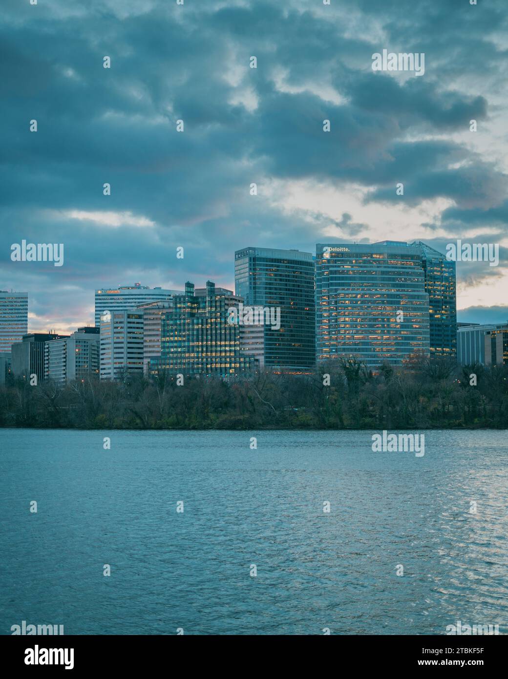 Blick auf die Skyline von Rosslyn und den Potomac River vom Georgetown Waterfront Park, Washington, District of Columbia Stockfoto
