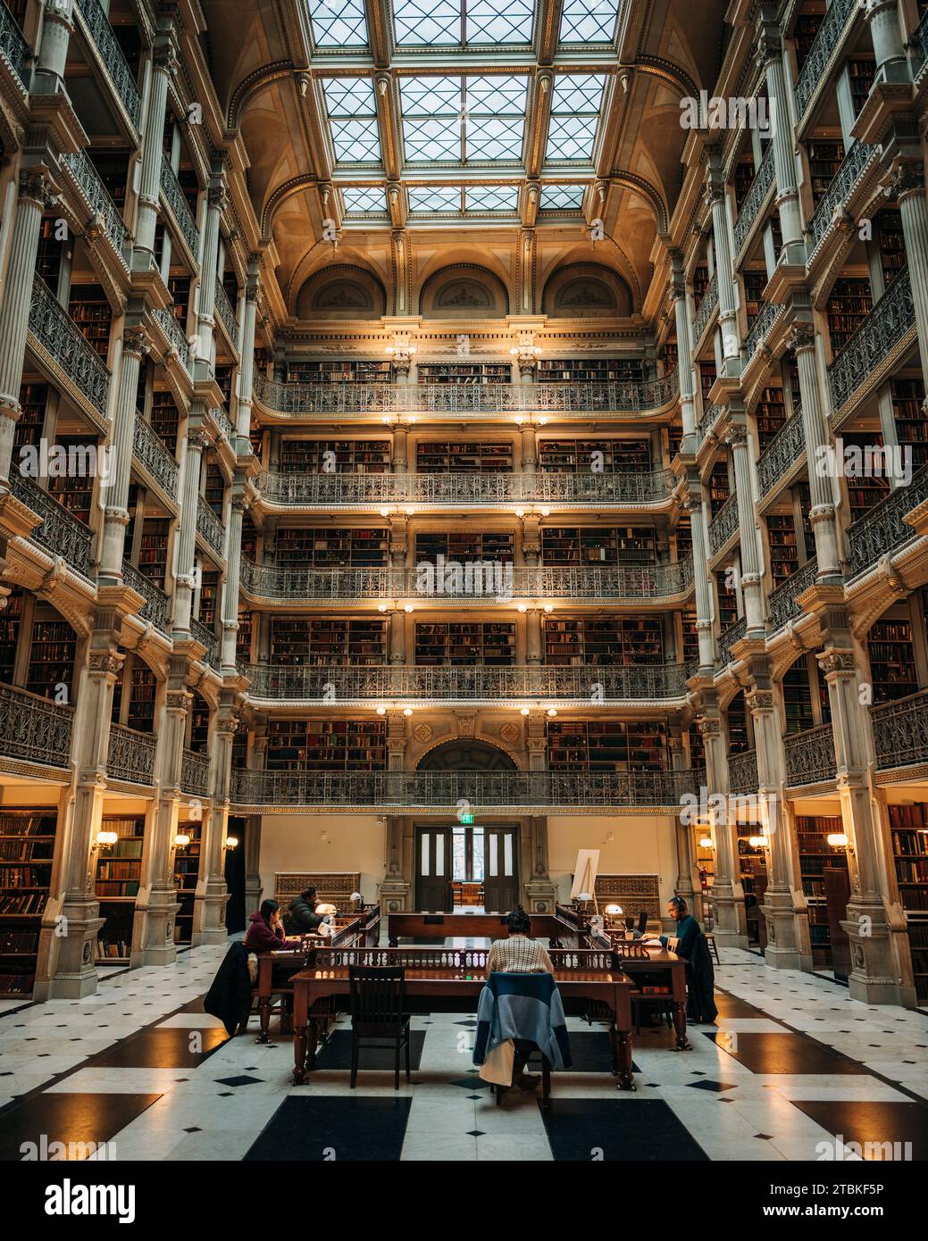 Innenraum der George Peabody Library, Baltimore, Maryland Stockfoto
