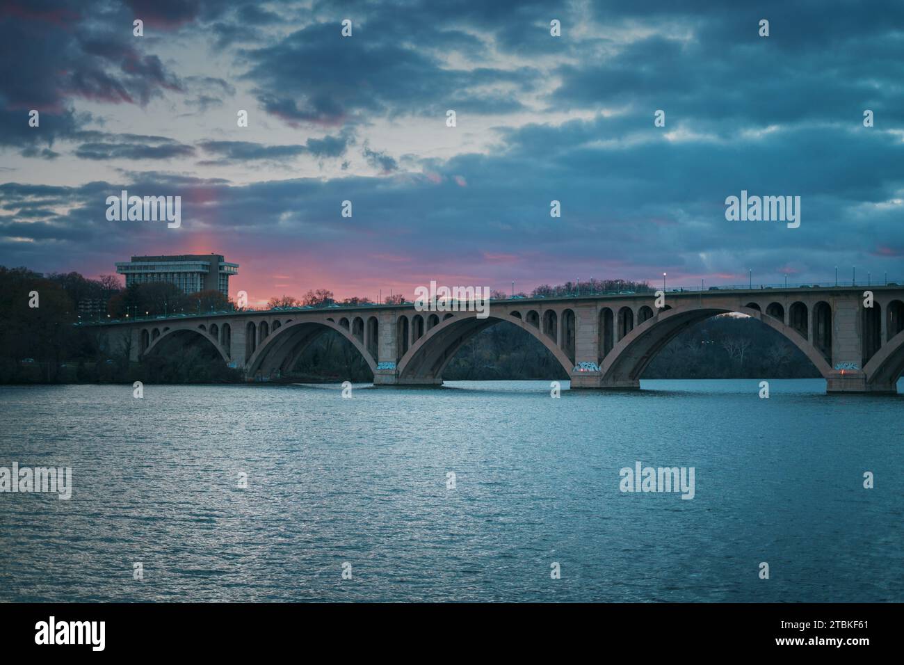 Blick auf die Francis Scott Key Memorial Bridgeund den Potomac River vom Georgetown Waterfront Park, Washington, District of Columbia Stockfoto